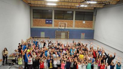 Bild: exb
Bewegung ist gesund und macht Spaß, deshalb nehmen rund 130 Eltern und Kinder am Sportelternabend des Eschenbacher Gymnasiums teil.