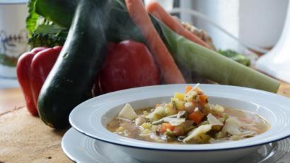 Bild: Gabi Schönberger
Eine bunte Gemüsemischung wird für die Minestrone gebraucht. Serviert wird die Suppe mit viel Parmesan.