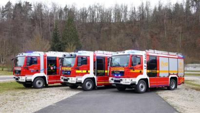Bild: egl
Die Feuerwehren Schnaittenbach, Freudenberg-Wutschdorf und Hahnbach haben neue Löschfahrzeugs (LF20 KatS) bekommen. Für einen offiziellen Fototermin standen diese am Sonntag erstmals nebeneinander.