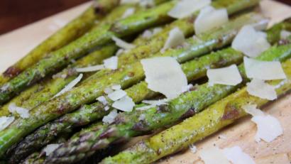 Bild: Matthias Würfel
Der gegrillte, grüne Spargel kann noch warm mit Parmesan serviert werden. Aber auch abgekühlt wird er als Salat zum Genuss.