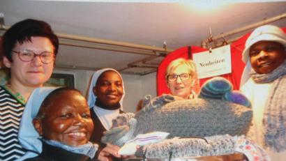 Bild: kro
Die neuen Frauenbund-Vorsitzenden Christa Stock (Zweite von rechts) und Barbara Schmid (links) überreichten warme Winterkleidung an die Klosterschwestern aus Uganda.