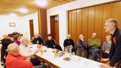 Bild: Josef Wieder
Das ist ein Teil der Diskussionsrunde mit Projektleiter Markus Rösch und Renate Jahreis (von rechts), die für die Dorfgemeinschaft Neunkirchen zum "Analyse-Gespräch" eingeladen hat.