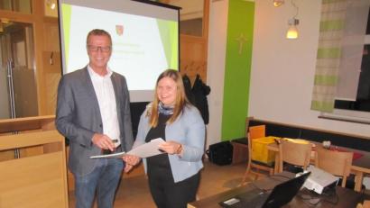 Bild: fg
Bürgermeister Hermann Falk stellt den Hirschauer Unternehmern Wirtschaftsförderin Angela Powalla vor.