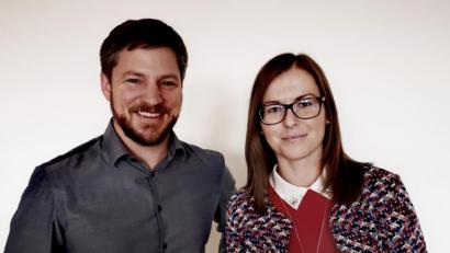 Bild: Thomas Dobler
Sabrina Reiner (rechts) ist die neue Geschäftsführerin des Kreisjugendrings Schwandorf.. Jugendringsvorsitzender Peter Neumeier (links) brachte sie zur Sitzung des Jugendhilfeausschusses im Landratsamt mit, wo sie sich dem Ausschuss vorstellte.