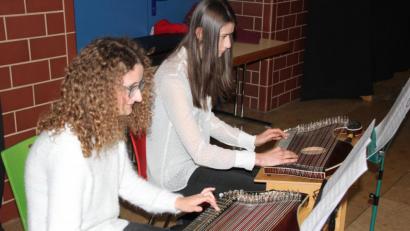 Bild: kro
Das Zither-Duo Lena Bäuml und Nele Dybicki spielte bei der 51. Aventfeier auf.