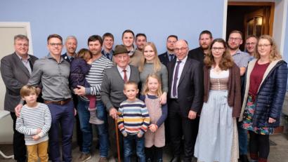 Bild: do
Mit 90 Lenzen ist Franz Dötsch (Bildmitte, mit Hut als persönlichem Markenzeichen) auch im wahrsten Sinne des Wortes der Dorfälteste der Ortschaft Zettlitz. Seinen runden Geburtstag feiert der Jubilar mit drei Kindern, neun Enkeln und vier Urenkeln. Auch Pfarrer Adrian, Bürgermeister Albert Nickl und die Feuerwehr Speinshart gratulierten zum Ehrentag.