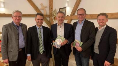 Bild: mez
Bürgermeisterkandidat Johannes Reger aus Erbendorf, MU-Kreisvorsitzender Leonhard Zintl, Landratskandidat Roland Grillmeier, Kemnaths Bürgermeisterkandidat Roman Schäffler sowie Landtagsabgeordneter Tobias Reiß (von links) tauschten sich mit den Teilnehmern aus.