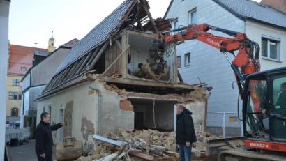 Bild: dob
An der Ecke Türkeigasse/Rathausgasse wird das kleine Häuschen, das sich mittlerweile im Besitz der Stadt befindet, dem Erdboden gleich gemacht. Damit eröffnen sich für die Stadt neue Perspektiven für eine Neugestaltung.