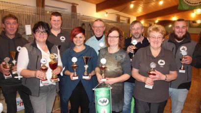 Bild: kro
Sie sind die besten "Altzüchter" des Kleintierzuchtvereins Waldsassen (von links): Michael Kreuzer, Heike Suchanek, Michael Lang, Sabrina Kreuzer, Gerhard Lang, Anita Scharnagl, Nikolaus Ramer, Rita Eckert und Patrick Kreuzer.