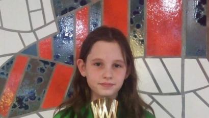 Bild: u
Anna-Lena Rösch gewann nicht nur ihr Rennen über 50 Meter Brust und belegte Platz zwei über 100 Meter Brust, sondern erhielt in ihrer Altersklasse auch den Pokal für die punktbeste Schwimmerin.