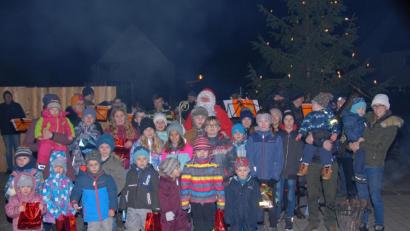 Bild: ow
Beim Glühweinabend am Dorfchristbaum lobt der Nikolaus die Filchendorfer Kinder und beschenkt sei.