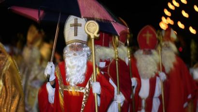 Bild: Karl-Josef Hildenbrand/dpa
Wie kann man Kinder auf den Besuch des Nikolauses vorbereiten? Indem man ihnen zum Beispiel erklärt, dass es nicht nur einen Nikolaus gibt, meint Peter Ertl aus Weiden. Auf dem Bild sind Nikoläuse aus verschiedenen Ländern zu sehen, die sich am 29. November in Missen-Willhams getroffen haben.