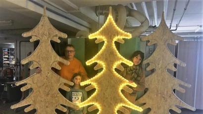 Bild: stg
Georg Michael Fütterer und Romina Passon präsentieren die neuen „Orientierungsbäume“ beim Candlelight Shopping.