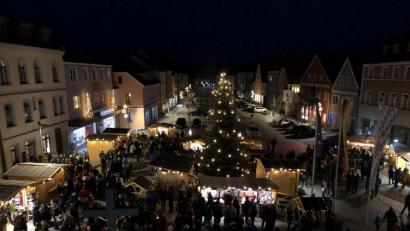 Bild: bij
In stimmungsvolles Licht ist der Weihnachtsmarkt in Hirschau getaucht.