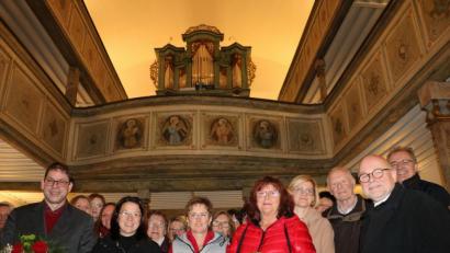 Bild: gru
Mit der neu erstrahlten Steinmeyer-Orgel in der evangelischen Kirche St. Stephanus in Edelsfeld (von links): Kirchenmusikdirektor Gerd Hennecke, Verena Schmid, Elsbeth Maderer, Heidi Wohlfahrt, Pfarrer Matthias Ahnert und dahinter die Mitglieder des evangelischen Kirchenchores nach dem Konzert.