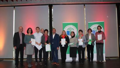 Bild: us
Die Vertreter der ausgezeichneten Schulen aus Amberg und dem Landkreis mit Umweltminister Thorsten Glauber (Sechster von links) und Norbert Schäffer (links), Vorsitzender des Landesbund für Vogelschutz.