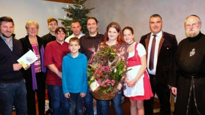 Bild: mab
Stefan Harmsen, der neue Sportparkwirt (Mitte), nimmt zusammen mit seiner Familie die vielen guten Wünsche zur Eröffnung und Einweihung entgegen.