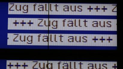 Symbolbild: Bernd Wüstneck dpa
Zugausfall (Symbolbild) - wer regelmäßig Bahn fährt, hat auch damit regelmäßig zu tun.
