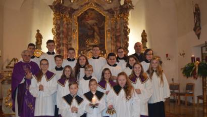Bild: bej
In einem feierlichen Gottesdienst wurden Tim Laubmeier, Mia Griebl und Julia Mösbauer (vorne von li) in die große Schar der Ministranten in Muschenried aufgenommen.