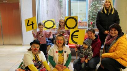 Bild: exb
Die Buben und Mädchen des Störnsteiner Kindergartens überreichen stolz ihre Spende an die Klinikclowns Dr. Rosalie Sprudl und Dr. Rosa Socke.