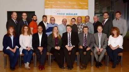 Bild: exb
Optimistisch blicken die Freien Wähler der Steinwaldstadt den Kommunalwahlen im Frühjahr entgegen. Bernhard Schmidt (vorne, Mitte) will Nachfolger von Hans Donko werden. Für dieses Ziel drückt ihm auch Ehefrau Maria (links daneben) die Daumen.