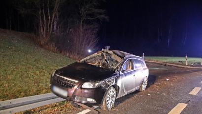Bild: jma
Nach einem Überschlag bleibt der Opel auf der Leitplanke liegen.