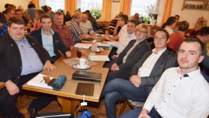 Bild: no
Bei der Tagung (von links): Bürgermeister Dieter Dehling, Wasserwerk-Nachbarschaftsleiter Elmar Halk und der Wasserwart der Illschwang-Gruppe, Ernst Herbst (rechts), mit den Referenten.