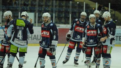 Bild: gb
Nach der 4:8-Heimpleite gegen den SC Riessersee schlichen die Blue Devils enttäuscht vom Eis. Die nächsten Aufgaben für die Weidener sind am Freitag bei Spitzenreiter Memmingen und am Sonntag zu Hause gegen Sonthofen.
