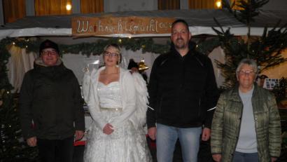 Bild: exa
Bürgermeister Hubert Kraus (links), Gertrud Lindner und OGV-Vorsitzender Stefan Gottfried (von rechts) freuten sich über den Besuch des Christkinds (Verena Pöllmann) beim Pullenreuther Weihnachtsmarkt.