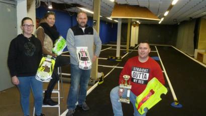 Bild: Portner
Ein Familienteam: Michael Reisinger kann beim Aufbau der Rennbahn im ehemaligen Ladengeschäft Rossmann auf die Unterstützung von Gattin Isabell und den Kindern Maverick (mit Deutscher-Meister-Pokal) und Kira zählen. Sie alle fiebern der Eröffnung am Christkindlmarkt, 7. Dezember, entgegen.