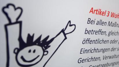 Bild: Philipp Schulze
Ein Plakat mit dem Artikel 3 der UN-Kinderrechtskonvention hängt in einer Klinik für Kinder- und Jugendpsychiatrie. Foto: Philipp Schulze/dpa/Archivbild