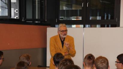 Bild: exb
Der Filmemacher Peter Ohlendorf klärt die Eschenbacher Gymnasiasten über die Neonazi-Szene auf.