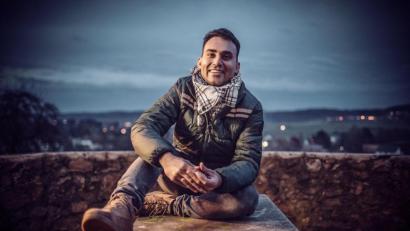 Bild: exb/Michael Golinski
Junaid strahlt. Er fühlt sich in seiner neuen Heimat Nabburg aufgenommen. Dafür möchte er seinen Mitmenschen etwas zurückgeben.