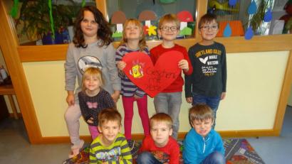 Bild: hl
Das Motto der Aktion haben die Mädchen und Buben des Kindergartens auf einem selbst gestalteten Herz dargestellt.