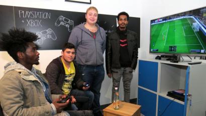 Bild: Hirsch
Zum zweiten Mal veranstaltet der Jugendbeirat ein virtuelles FIFA-Fußballturnier, an dem sich heuer 50 Spieler beteiligen. Zweiter von rechts Vorsitzender Tobias Bergmann.