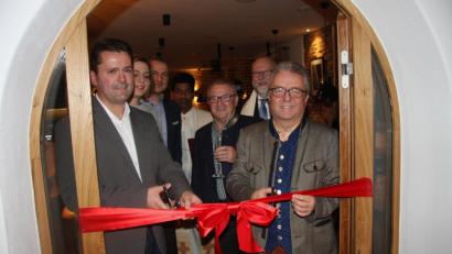Bild: wro
Im Beisein der Ehrengäste wurde das rote Eröffnungsband von Bürgermeister Toni Dutz und dem Geschäftsführer des Restaurants „Holzfellas“, Thomas Bauer (links), durchschnitten.