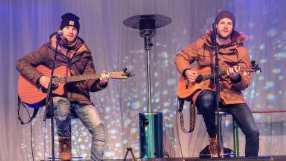 Bild: Hirsch
Das Wackersdorfer Duo "Kerschnies" trat bei der Eröffnung des Adventsmarktes in Sokolov auf.
