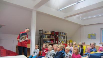 Bild: adj
Christine Melchner bringt den Kindern mit einer Geschichte den Sinn des Weihnachtsfests näher.