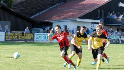Bild: gb
In der Kreisklasse Stiftland deutet alles auf einen Zweikampf um den Titel zwischen Spitzenreiter FC Tirschenreuth II und dem Tabellenzweiten ATSV Tirschenreuth hin. Das erste direkte Aufeinandertreffen (Szene) entschied der ATSV (rot-schwarze Trikots) mit 2:0 für sich.
