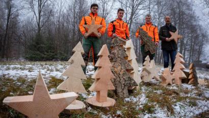 Bild: Martin Hertel/exb
Winfried Pfahler, Leiter des Forstbetriebs Fichtelberg (rechts), präsentiert mit den Azubis Jonas Fischer, Ulli Stöhr und Vince-Robin Zirkel den rustikalen Schmuck aus der Weihnachtswerkstatt.