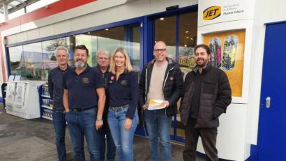 Bild: adj
In einem Gespräch mit dem Betreiber der Jet-Tankstelle machen sich die Gemeinderäte der Freien Wählergemeinschaft, Peter Schramek und Bernhard Pscheidt (von rechts), ein Bild von der Verkehrsbelastung rund um die Tankstelle. Ulf Junge, Thomas Scheck und Peter Lütje (von links) schilderten die Problematik.