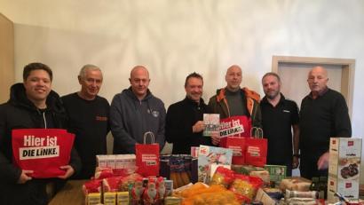 Bild: exb/Ali Daniel Zant 
Die Linke-Stadtratskandidaten übergeben Lebensmittel an die Tafel.