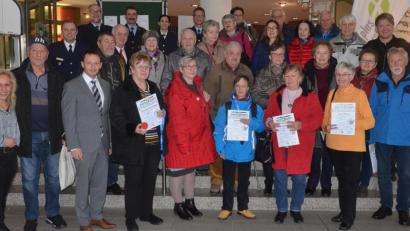 Bild: Kunz
Bürgermeister Jens Meyer und verantwortliche Sicherheits- und Rettungskräfte gratulieren den Teilnehmern der Sensiwen-Aktion mit Urkunden.