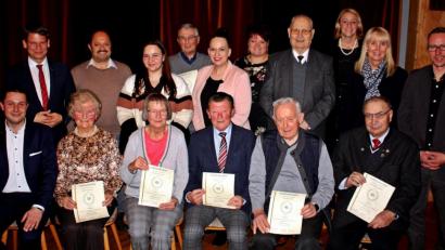 Bild: R. Kreuzer
Den Geehrten der CSU Rehbühl gratuliert unter anderem (vorne, links) Stephan Gollwitzer.