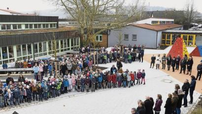 Bild: Hartl
Würdig eingeweiht sind die komplett neuen Pausenhofflächen der Jahn-Schule – die ganze Schulfamilie nahm daran teil.