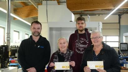 Bild: bey
Geschäftsführer Joachim Bauer (links) überreicht jeweils 1500 Euro an die Obdachlosenhilfe Weiden mit Gründerin Ursula Barrois (Zweite von links) und die Tafel Vohenstrauß mit Leiterin Hedwig Reger (vorne, rechts).