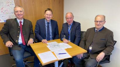 Bild: Jung/exb
Beim Gespräch (von links): MdL Harald Schwartz, der den Austausch ermöglich hat, Minister Hans Reichhart, Bürgermeister Roland Strehl und 3. Bürgermeister Hubert Blödt.