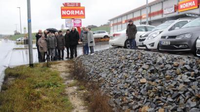 Bild: gf
Den parallel zur AM 30 verlaufenden Trampelpfad (im Vordergrund) zu benutzen, ist lebensgefährlich, so die Ansicht der SPD, die sich am Freitag vor Ort informierte, wie ein fußläufiger Zugang zur Norma verwirklicht werden könnte.