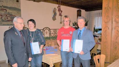 Bild: tu
In der VdK-Jahresabschlussfeier gratuliert (von links) Stadtrat Peter Trstan den geehrten Mitgliedern Christine Neuber, Markus Biller und Josef Rewitzer.