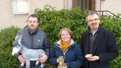 Bild: Benkhardt
Josef Bollmann, Stadtpfarrer Martin Besold und Kathrin Götzl wollen auf dem Krippenweg viele unterschiedliche Darstellungen der Geburt Jesu präsentieren. Von großen Figuren bis zur Nusschalenkrippe soll alles mögliche dabei sein.